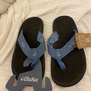 NWT olukai brand sandals. . Size 10